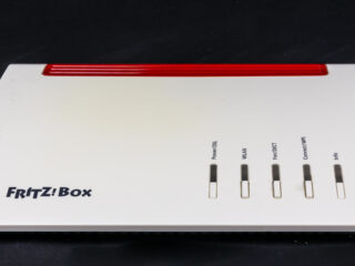 FRITZ!Box 7590 von vorne auf weißem Hintergrund