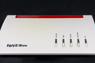 FRITZ!Box 7590 von vorne auf weißem Hintergrund