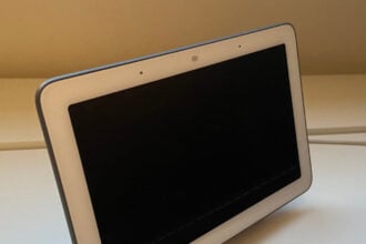 Google Nest Hub Smart Speaker auf einem Holztisch