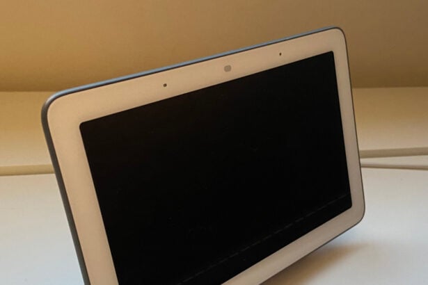 Google Nest Hub Smart Speaker auf einem Holztisch