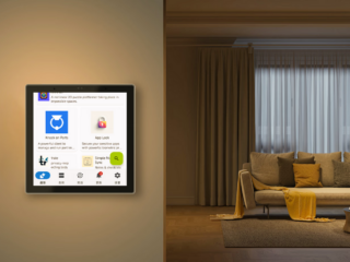 Sonoff NSPanel Pro Gen 2 mit Home Assistant Oberfläche neben Vorgänger-Modell