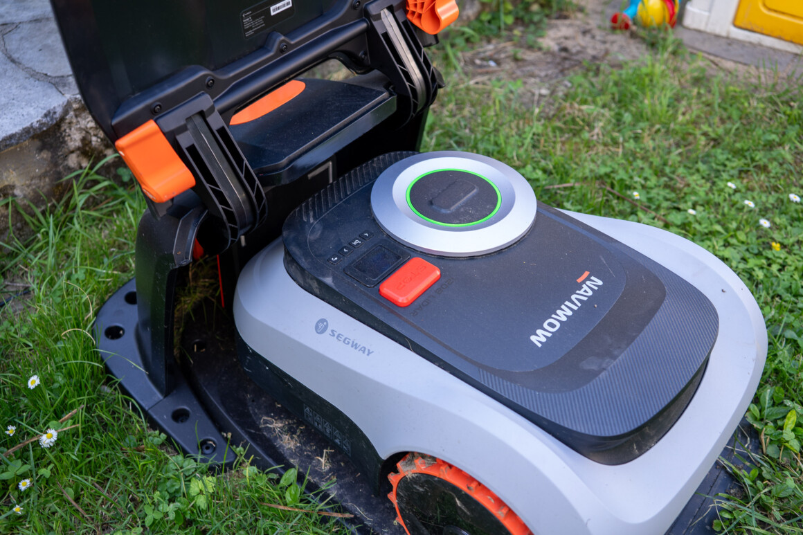 Navimow i208 LiDAR im Test: Ich habe gegen den Mähroboter gewettet und verloren Original Navimow Garage M über der Ladestation