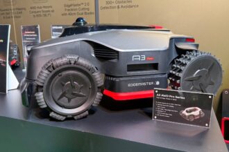 Dreame A3 AWD Pro Mähroboter mit Allradantrieb beim Mähen am Hang