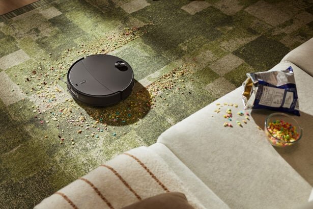 Roborock Qrevo Edge 2 mit ausgefahrenem FlexiArm an Moebelkante