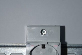 Schuko-Steckdose auf einer DIN-Hutschiene im Verteilerkasten