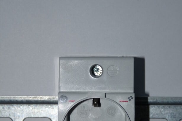 Schuko-Steckdose auf einer DIN-Hutschiene im Verteilerkasten