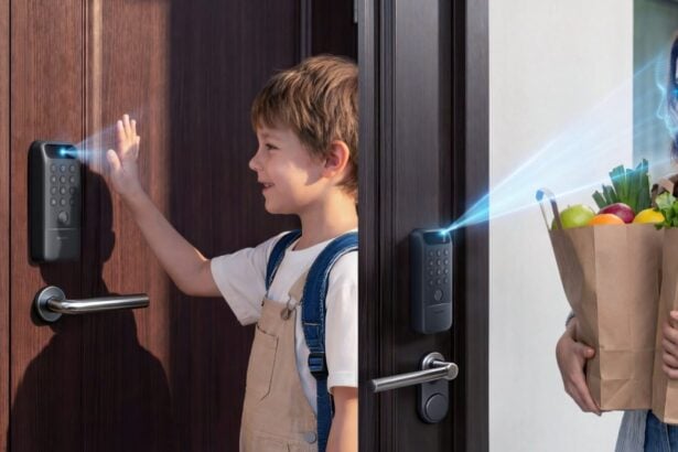 SwitchBot Lock Vision Pro Smart Lock mit 3D-Gesichtserkennung und Handvenen-Scan an Haustür im Einsatz