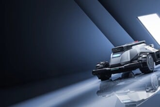 TerraMow X AWD Mähroboter im Garten auf abschüssigem Gelände
