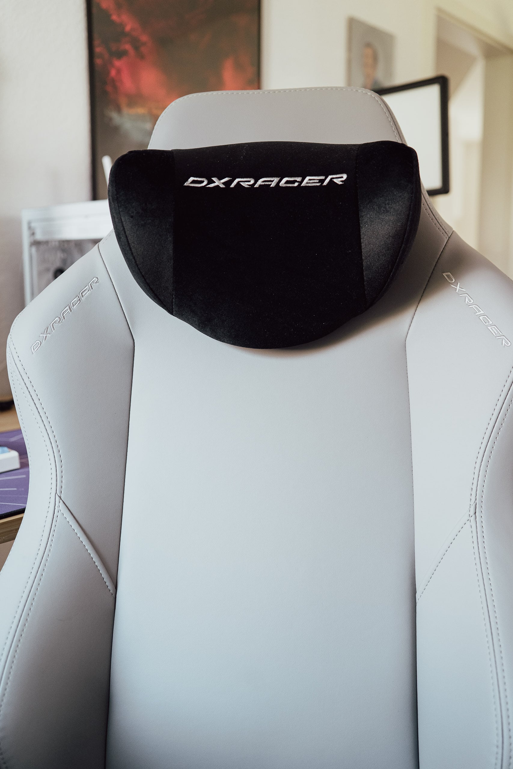 Magnetische Kopfstütze des DXRacer Craft frontal an der grauen Rückenlehne