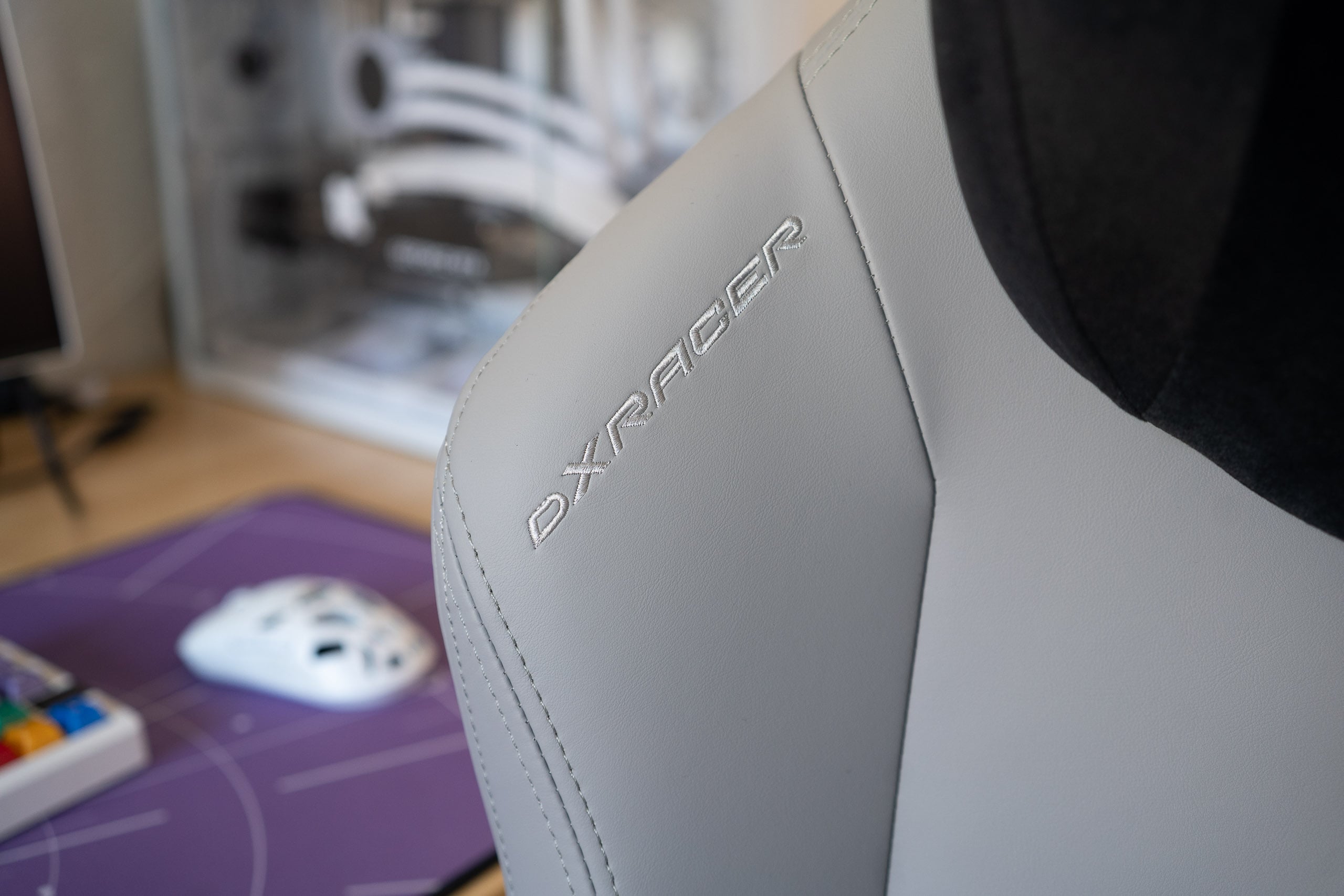 Naht-Detail mit DXRACER-Schriftzug auf grauem EPU-Kunstleder der Craft-Rückenlehne