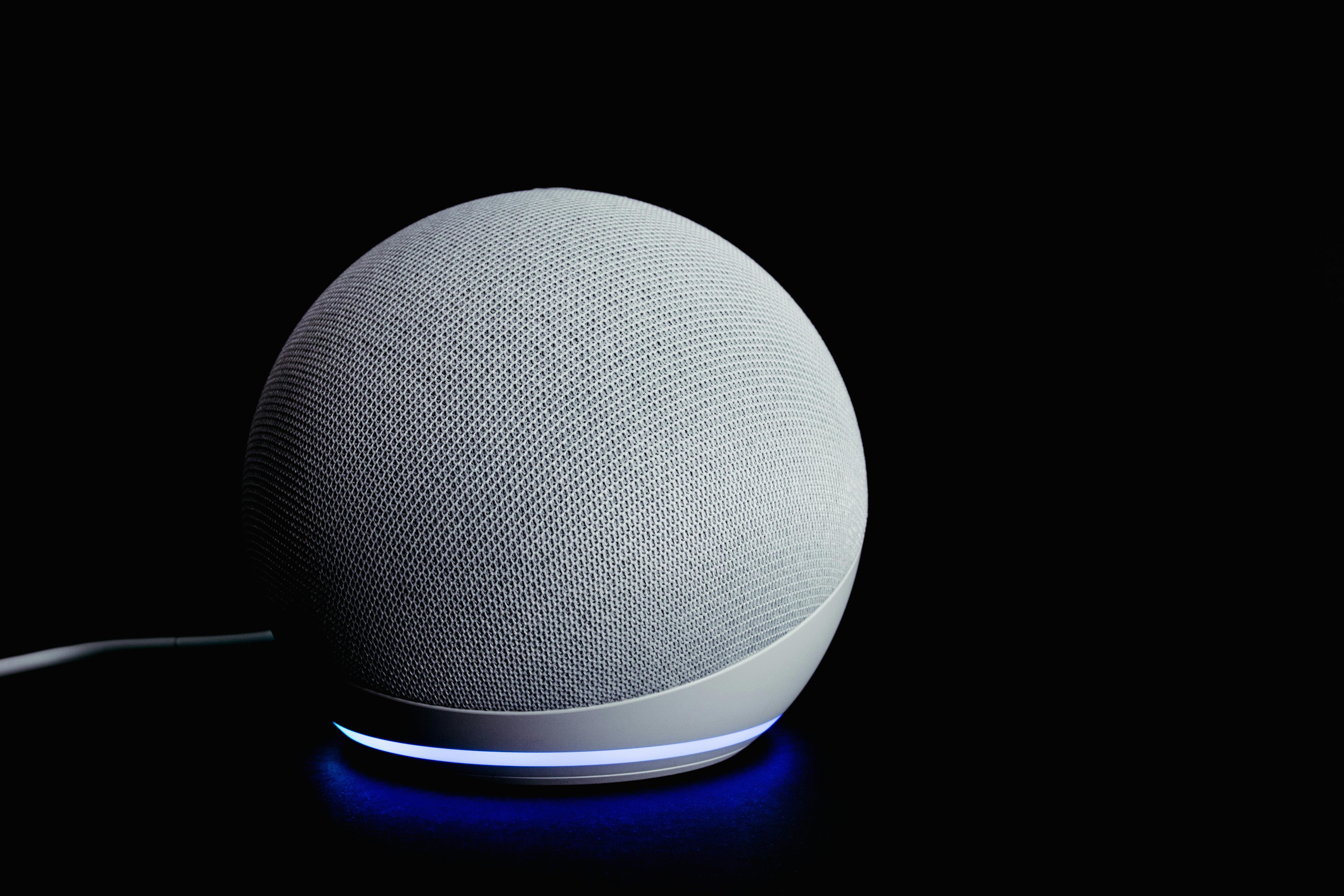 Sprachgesteuerter Smart Speaker mit leuchtendem Ring, Symbolbild für Alexa-Steuerung im Smart Home.
