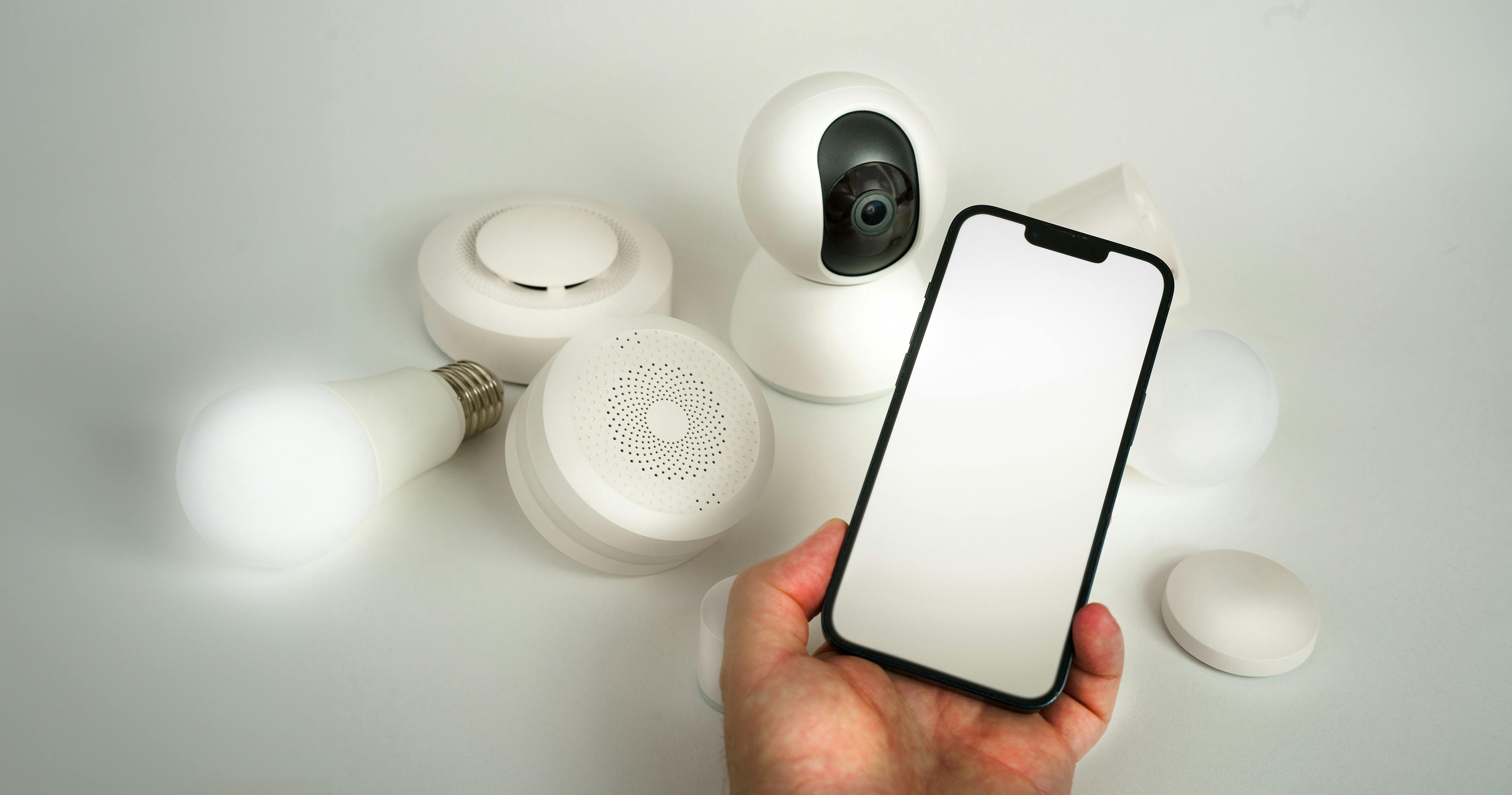 Smart-Home-Geräte werden über ein Smartphone gesteuert, Symbolbild für App-basierte Heimautomatisierung.