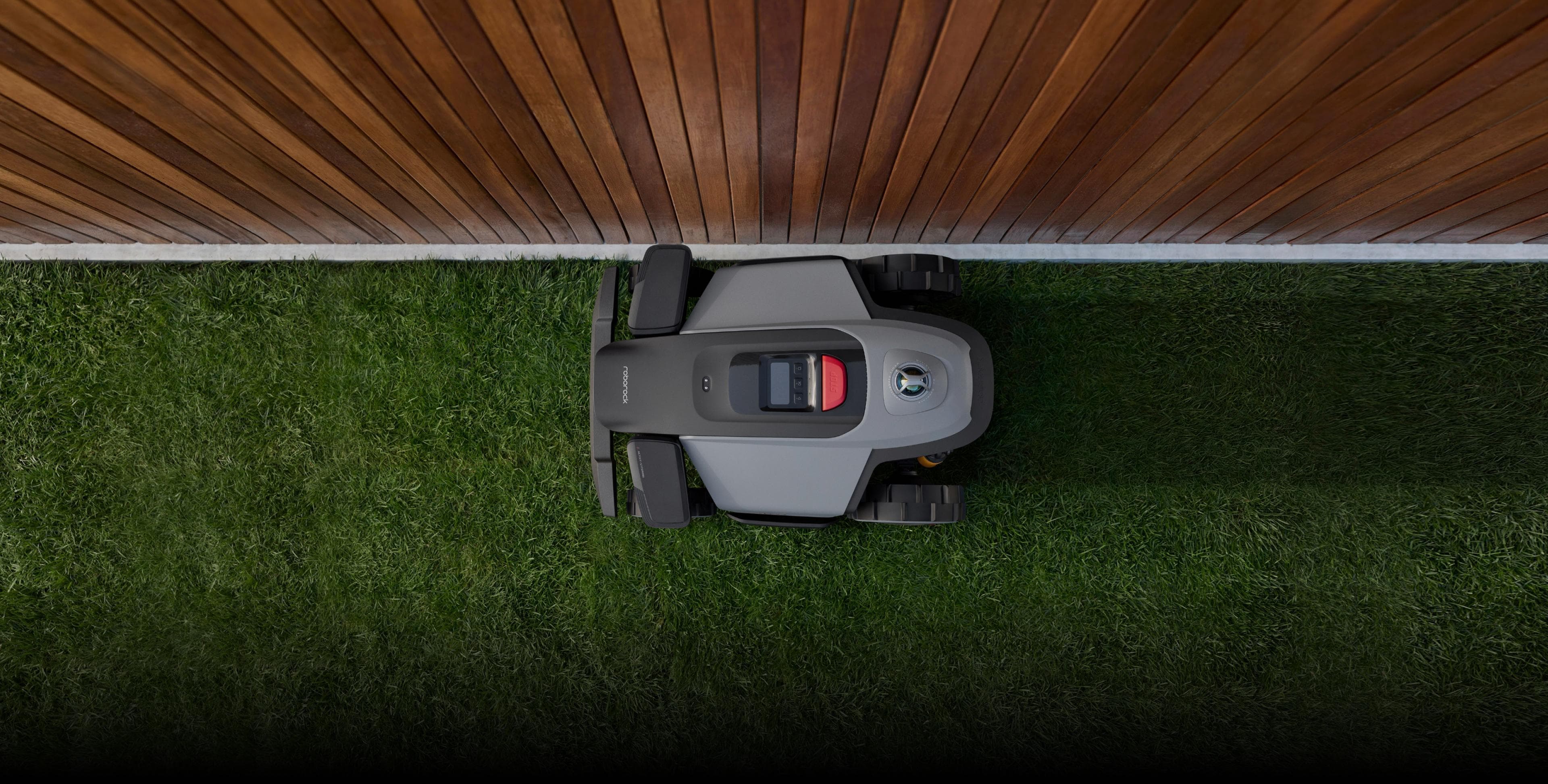 Roborock RockMow Mähroboter mit PreciEdge-Modul beim Kantenschnitt entlang einer Beetkante.