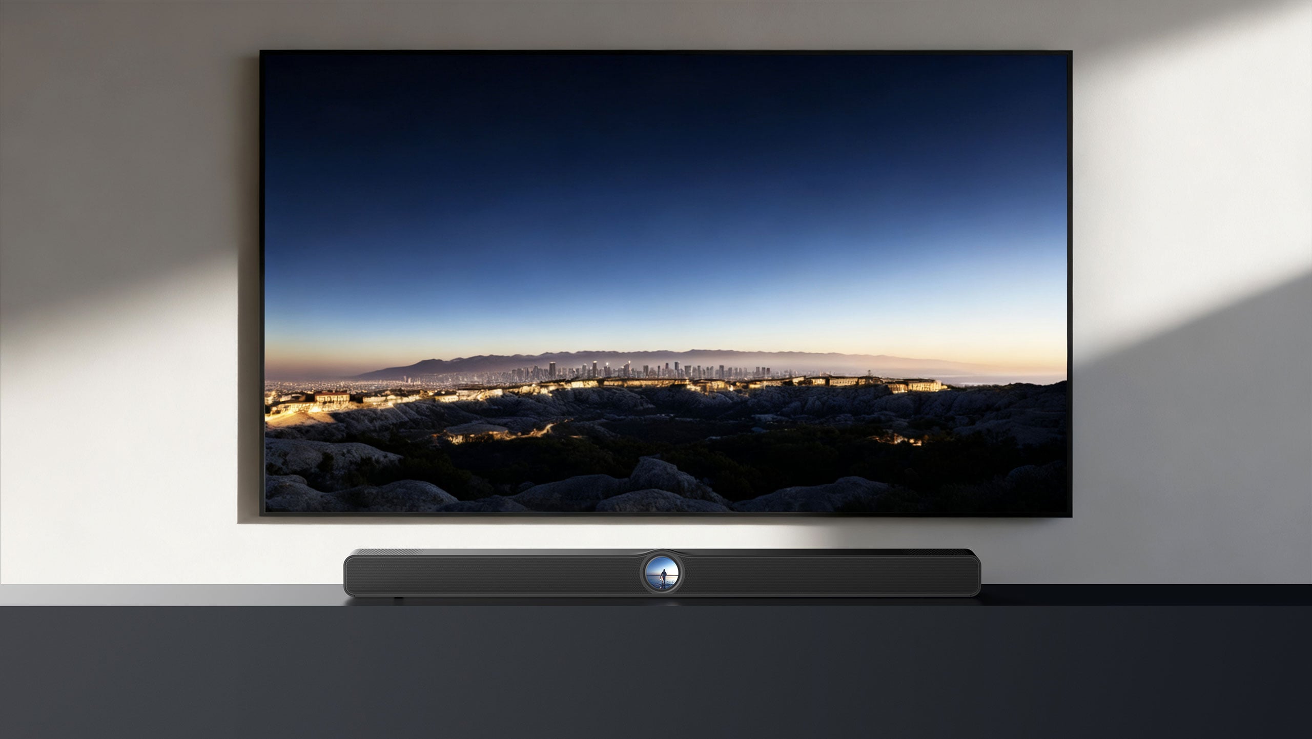 Die WiiM Bar greift Sonos an, und als Sonos-Nutzer verstehe ich warum Frontansicht der WiiM Bar mit rundem Farb-Touchdisplay unter einem Wandfernseher