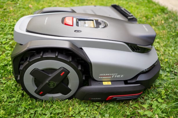 Roborock RockMow S115 Mähroboter auf grünem Rasen im Garten
