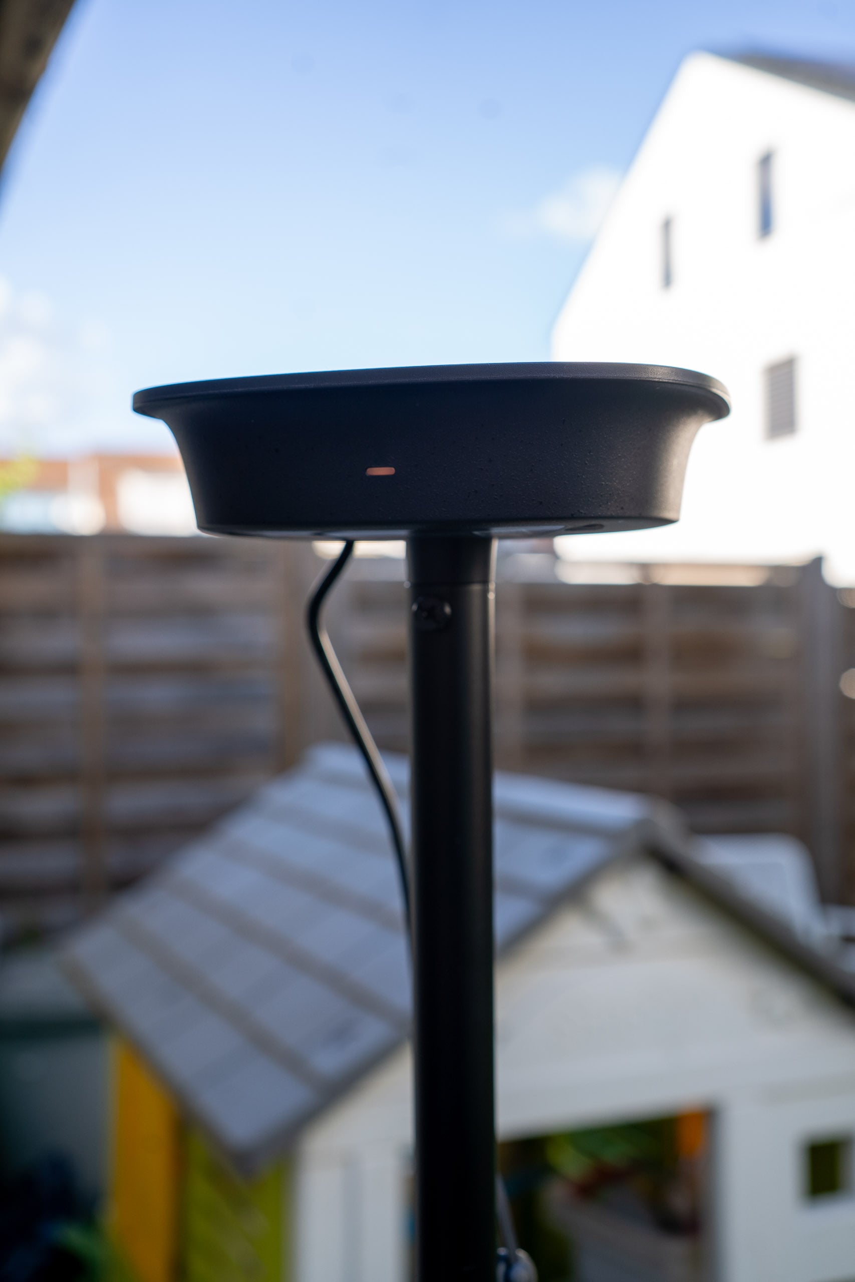 Roborock RockMow S1 im ersten Eindruck: der Saugroboter-Riese mäht jetzt RTK-Antenne des Roborock RockMow S115 auf einem Pfahl im Garten