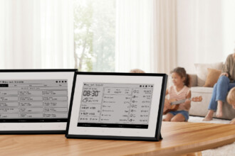 SwitchBot Wetterstation mit 7,5-Zoll-E-Ink-Display und Kalender im Wohnzimmer