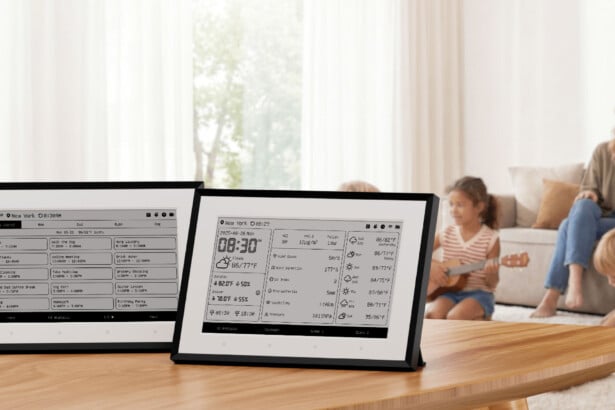 SwitchBot Wetterstation mit 7,5-Zoll-E-Ink-Display und Kalender im Wohnzimmer