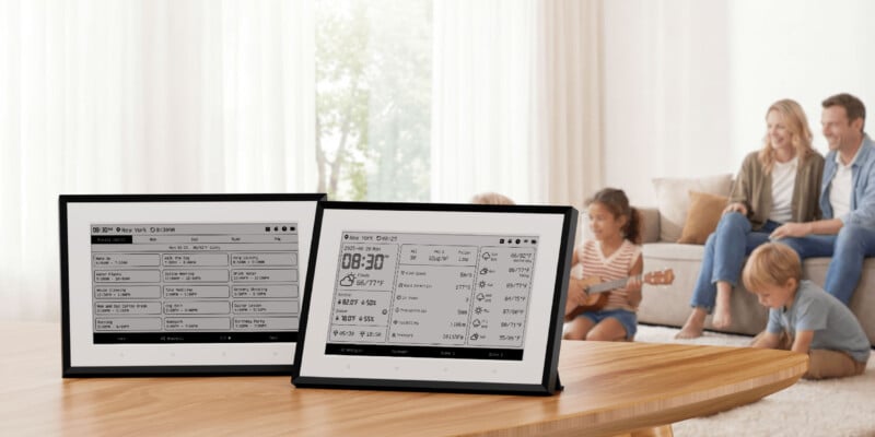 SwitchBot Wetterstation mit 7,5-Zoll-E-Ink-Display und Kalender im Wohnzimmer