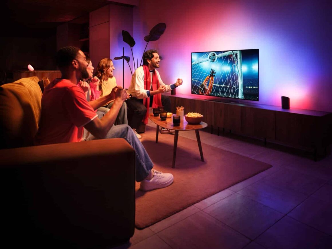 Philips Hue Lichtstimmung im Wohnzimmer beim Fußballabend
