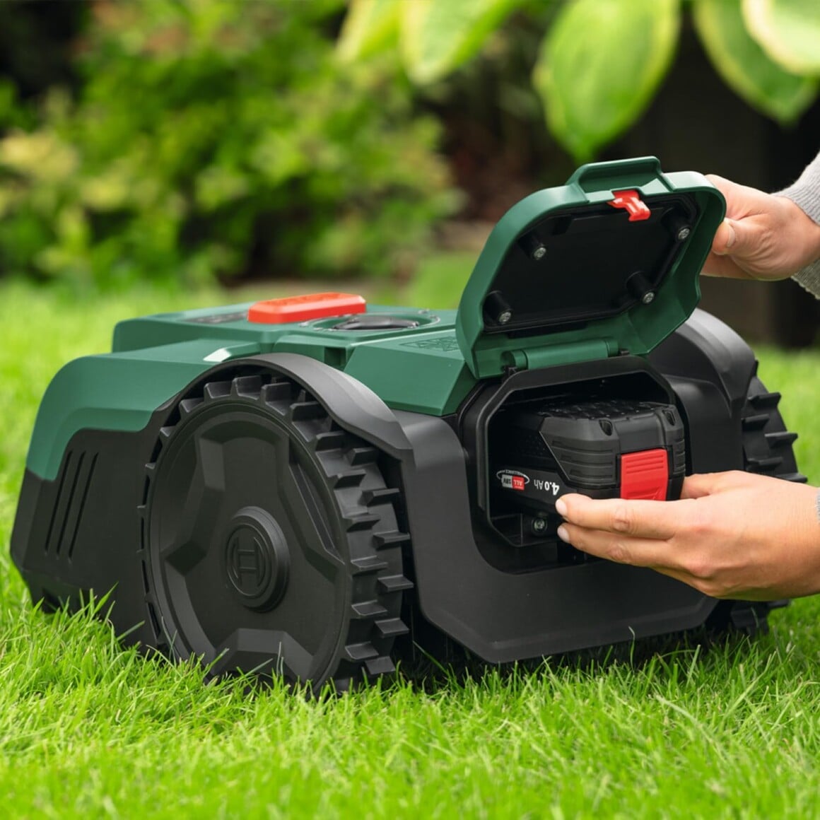 Bosch Visimow18V-100: Akku wird in das Batteriefach eingesetzt
