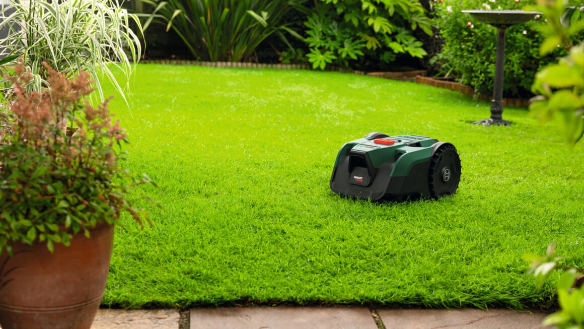 Bosch Visimow Mähroboter im Garteneinsatz auf gepflegtem Rasen