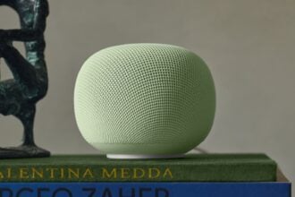 Google Home Speaker mit Gemini in vier Farben