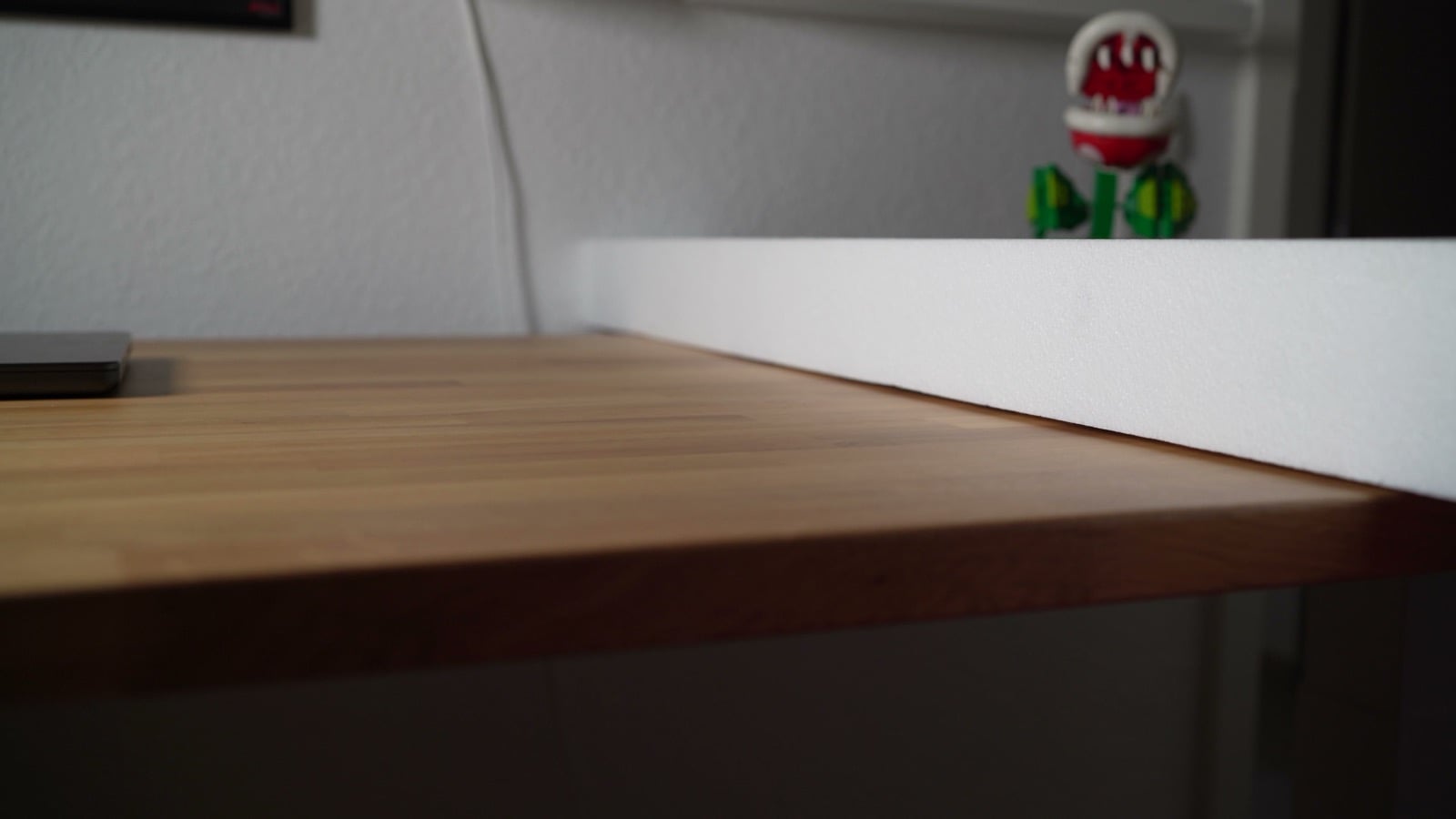 Neid am Arbeitsplatz: der Flexispot E200 im Test Styroporplatte als Hindernis beim Kollisionstest am E200