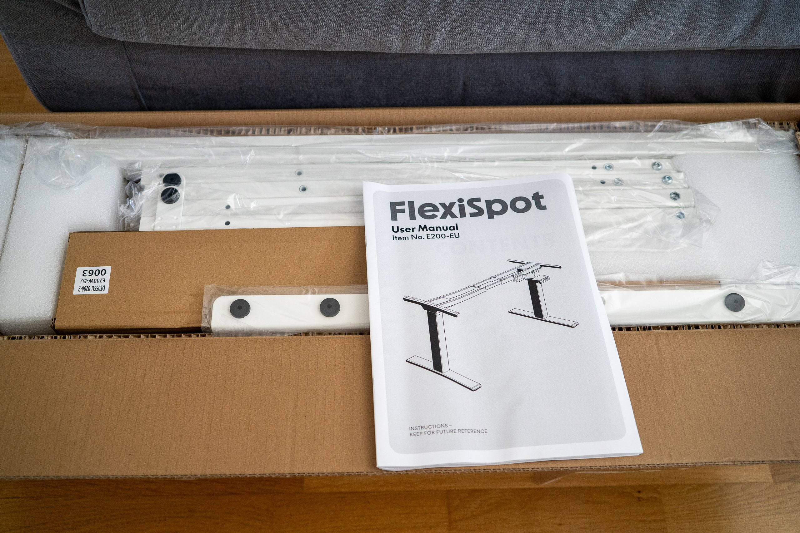 Neid am Arbeitsplatz: der Flexispot E200 im Test Geöffneter Karton des Flexispot E200 mit User Manual obenauf