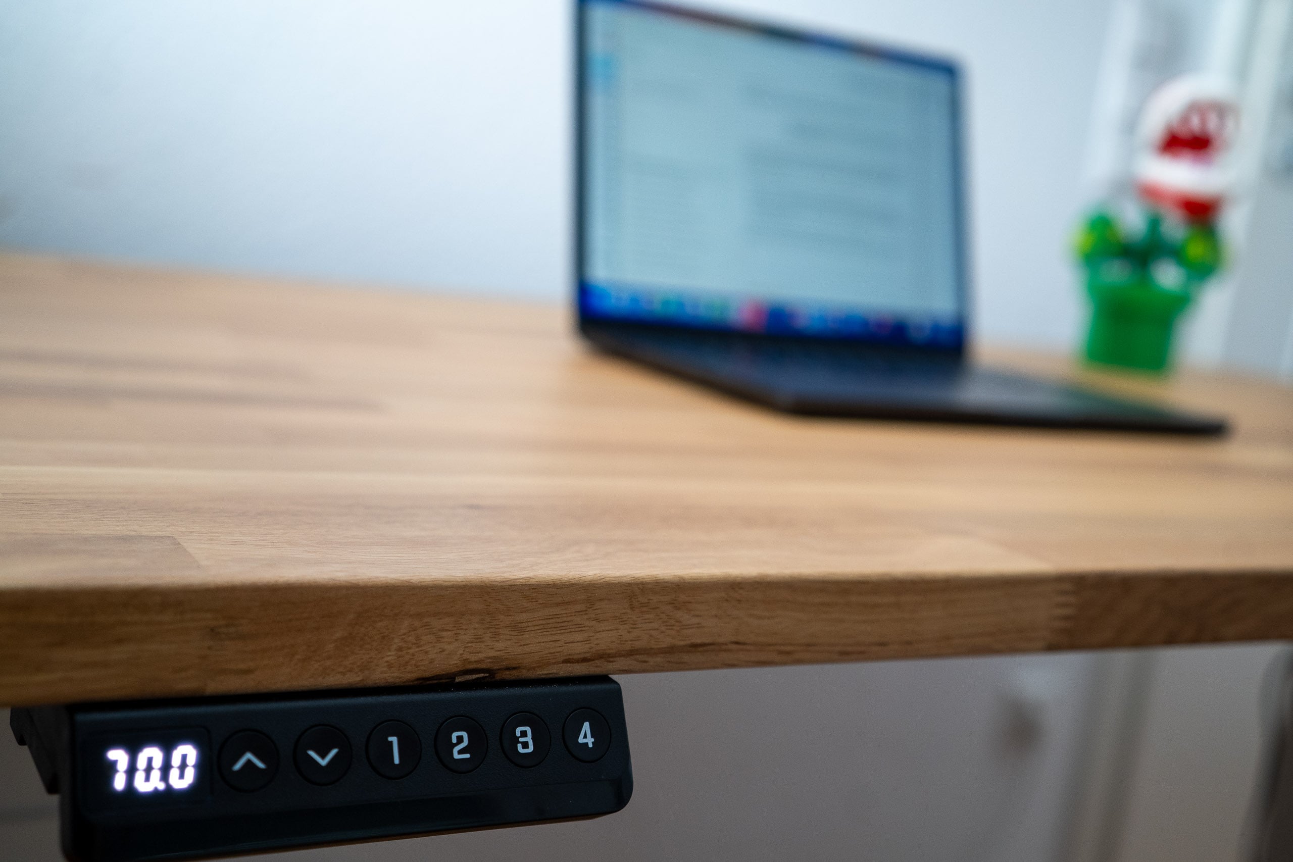 Neid am Arbeitsplatz: der Flexispot E200 im Test LED-Handsteuerung des E200 mit Höhenanzeige und vier Memory-Tasten unter der Eichenplatte