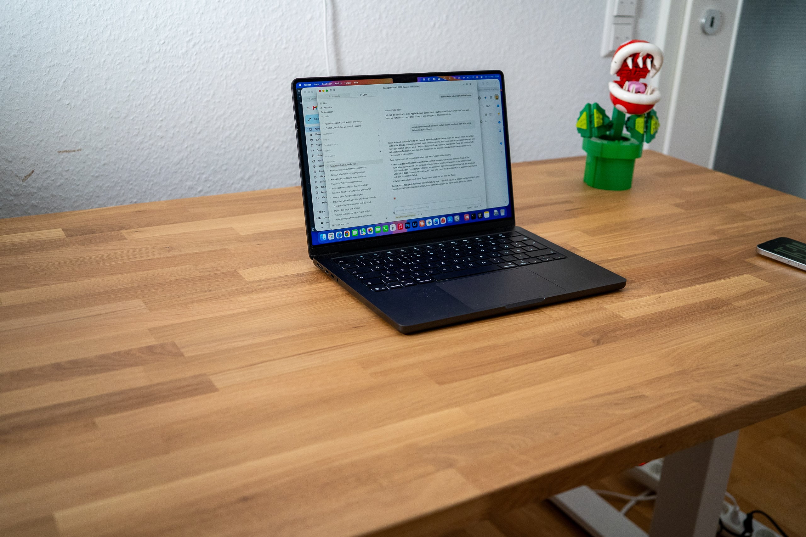 Neid am Arbeitsplatz: der Flexispot E200 im Test MacBook auf der Eichen-Massivholzplatte des E200, Maserung im Licht