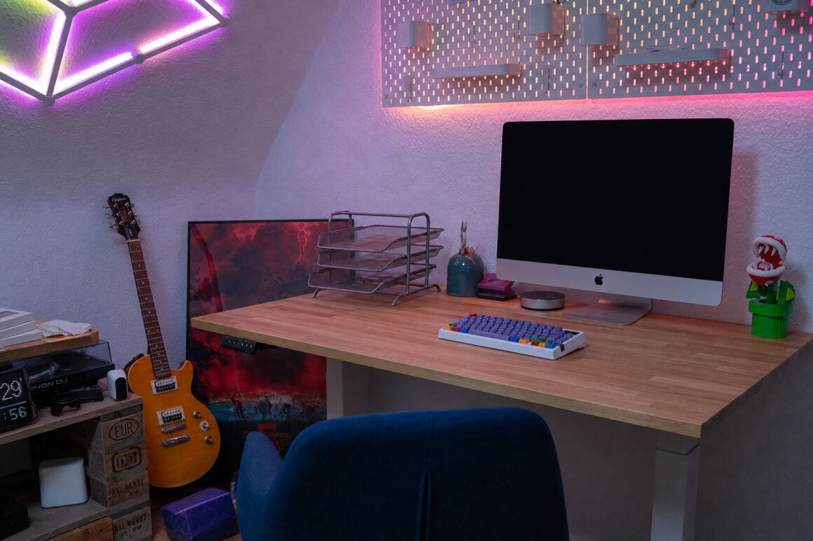 Neid am Arbeitsplatz: der Flexispot E200 im Test Flexispot E200 mit Eichenplatte im Arbeitszimmer, Blick auf das komplette Setup