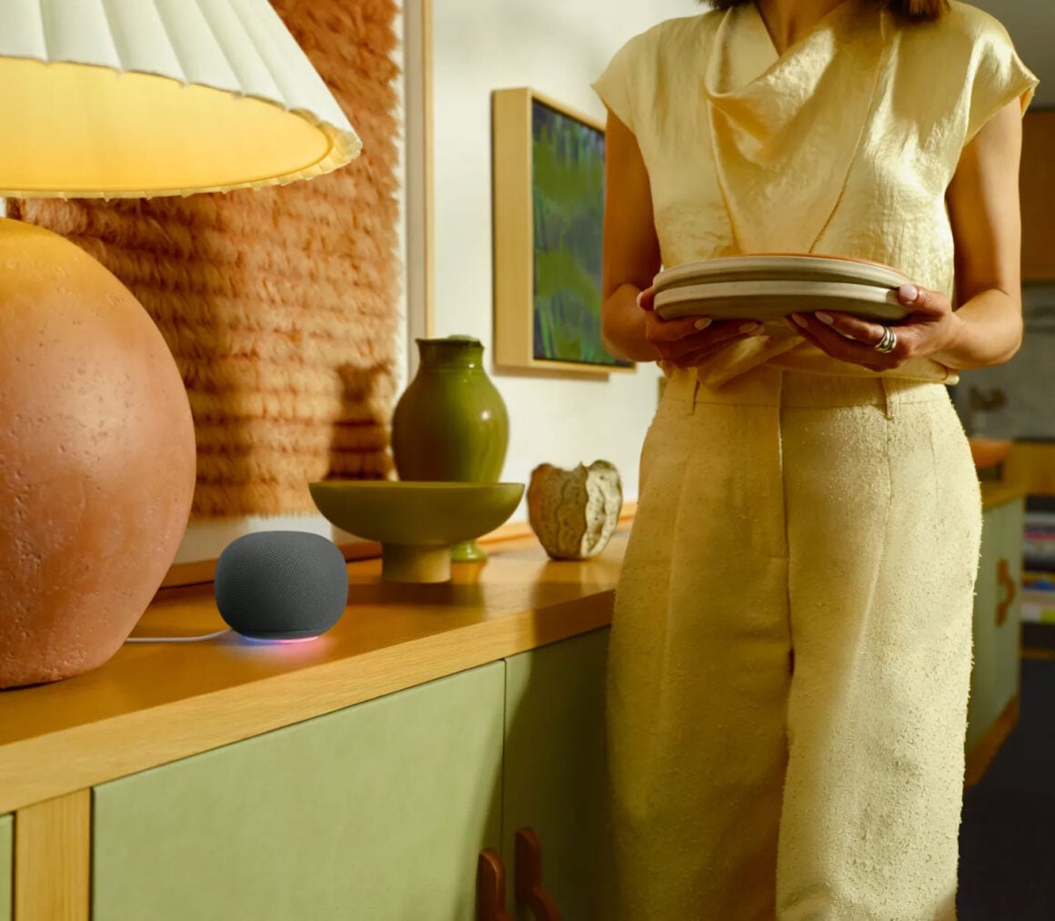 Google Home Speaker: Googles Gemini-Lautsprecher kommt endlich nach Deutschland Google Home Speaker mit leuchtendem LED-Ring als Gemini-Statusanzeige