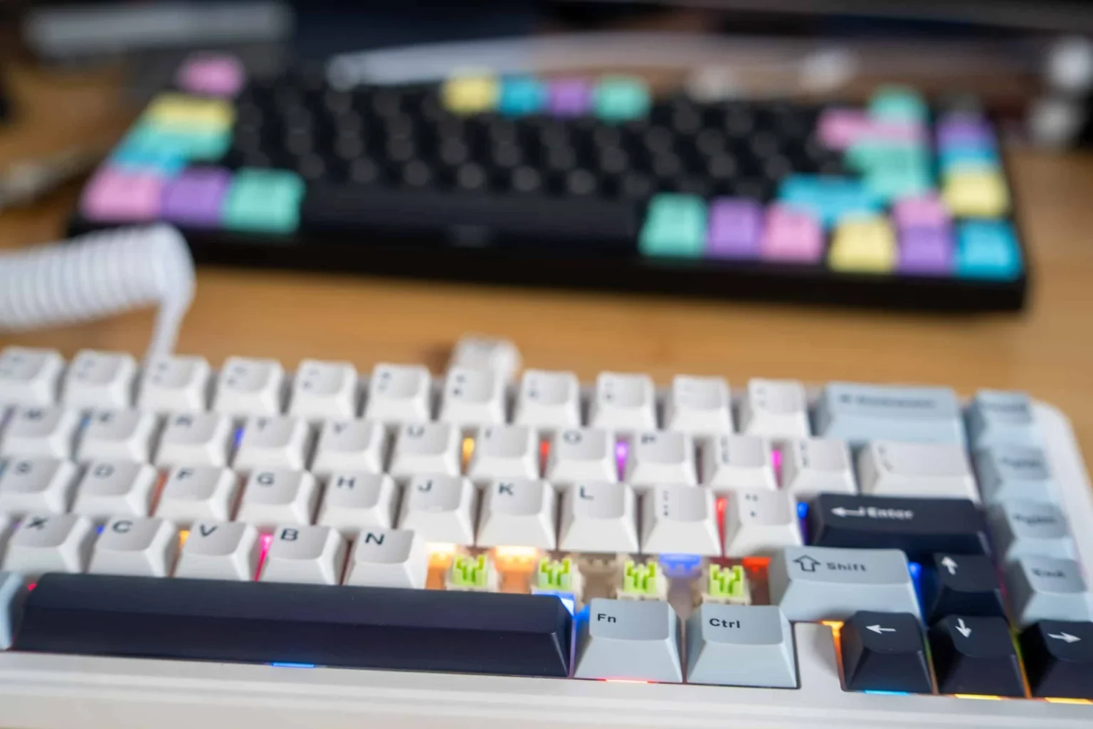 Tastatur mit bunten mechanischen Tastenkappen und Beleuchtung, Gaming-Tastatur