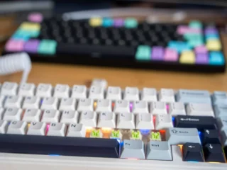 Tastatur mit bunten mechanischen Tastenkappen und Beleuchtung, Gaming-Tastatur