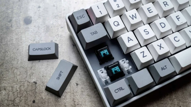 Hochwertige mechanische Tastatur mit austauschbaren Keycaps und blauen Switches für individuelles Gaming und Schreiben.