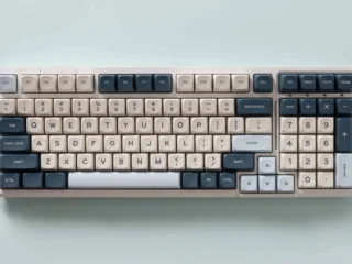 ARBEITSMECHANIK TASTATUR MIT DEUTSCHEN KEYCAPS UND RGB-BELEUCHTUNG.