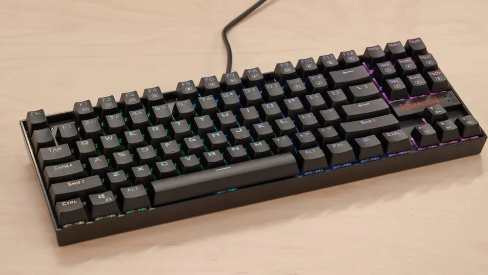 Mechanische Gaming-Tastatur mit RGB-Beleuchtung, schwarz, kompakt und modern.