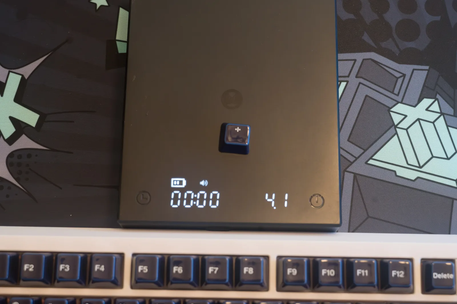 Hochwertige mechanische Tastatur mit blauen Keycaps für Gaming und Büro.