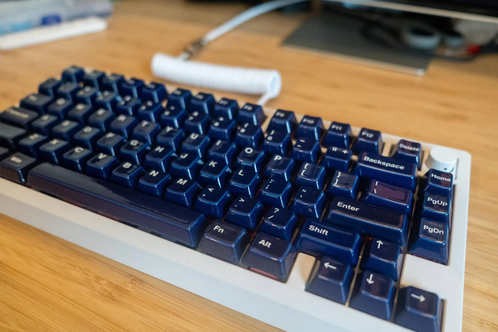 Tastatur mit blauen Keycaps für mechanische Gaming- oder Office-Setups.