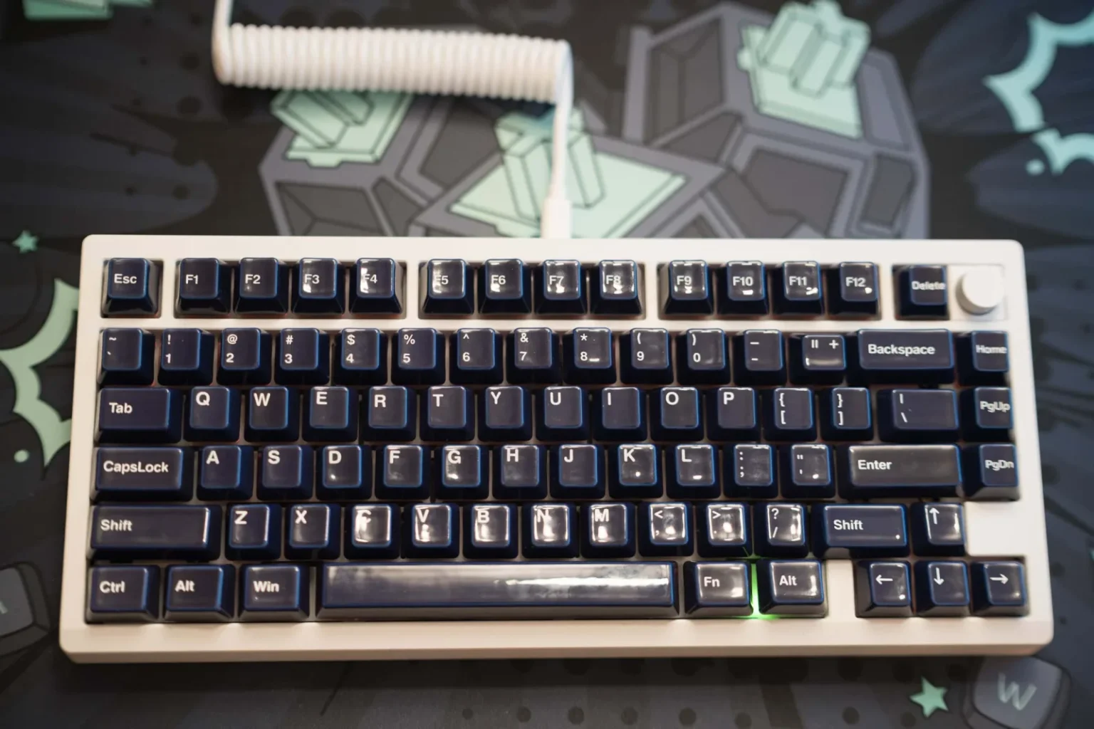 Rote mechanische Tastatur mit blauen Keramik-Tastenkappen von Cerakey, Full Set V2 auf Custom Keyboard.