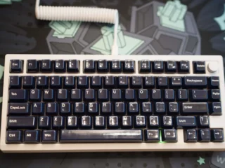 Rote mechanische Tastatur mit blauen Keramik-Tastenkappen von Cerakey, Full Set V2 auf Custom Keyboard.