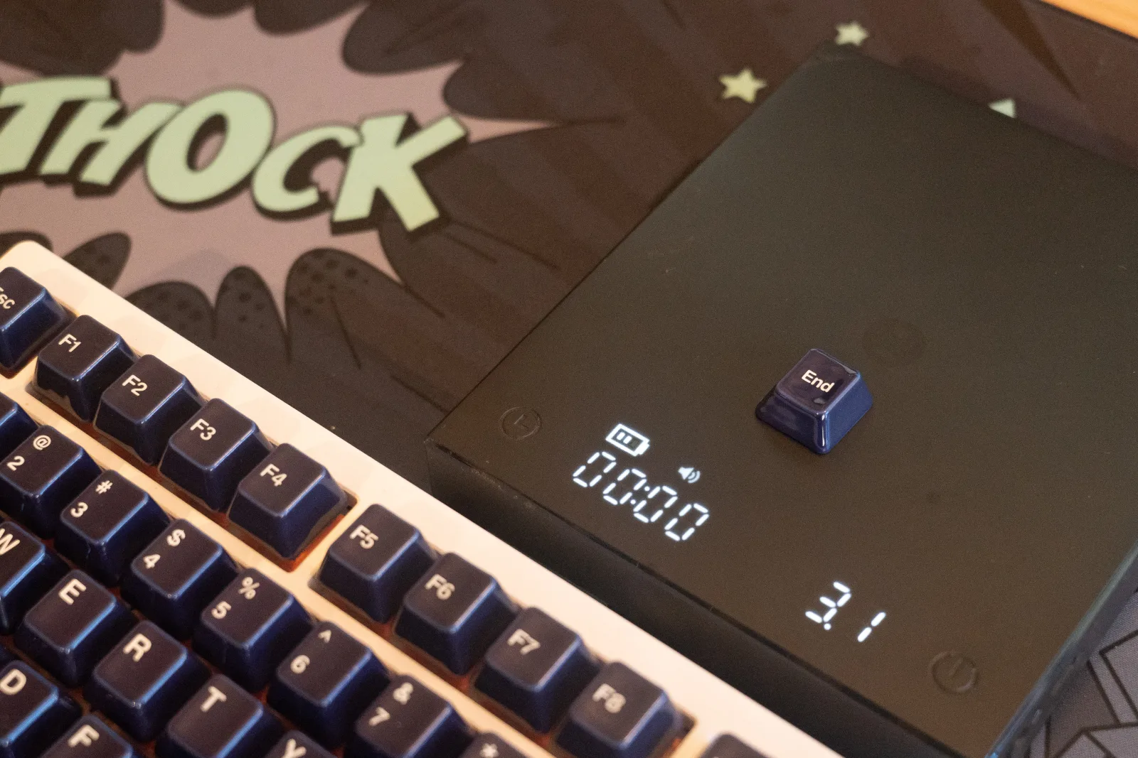 Keyboard mit beleuchteten Tasten und digitalem Display, mechanisches Gaming Keyboard, RGB Tasten.