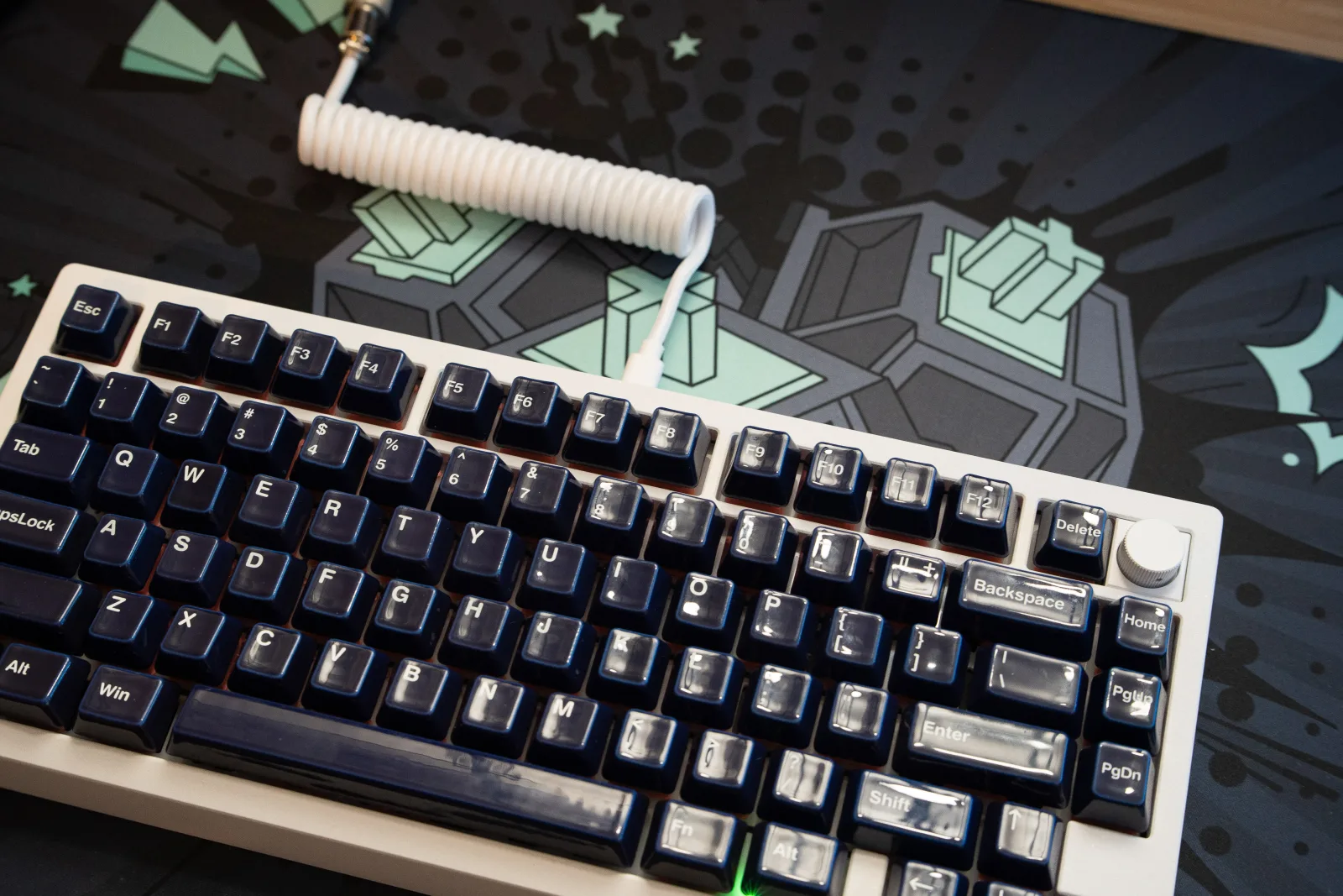 Hochwertige mechanische Tastatur mit blauen Keycaps für Gaming und Office.