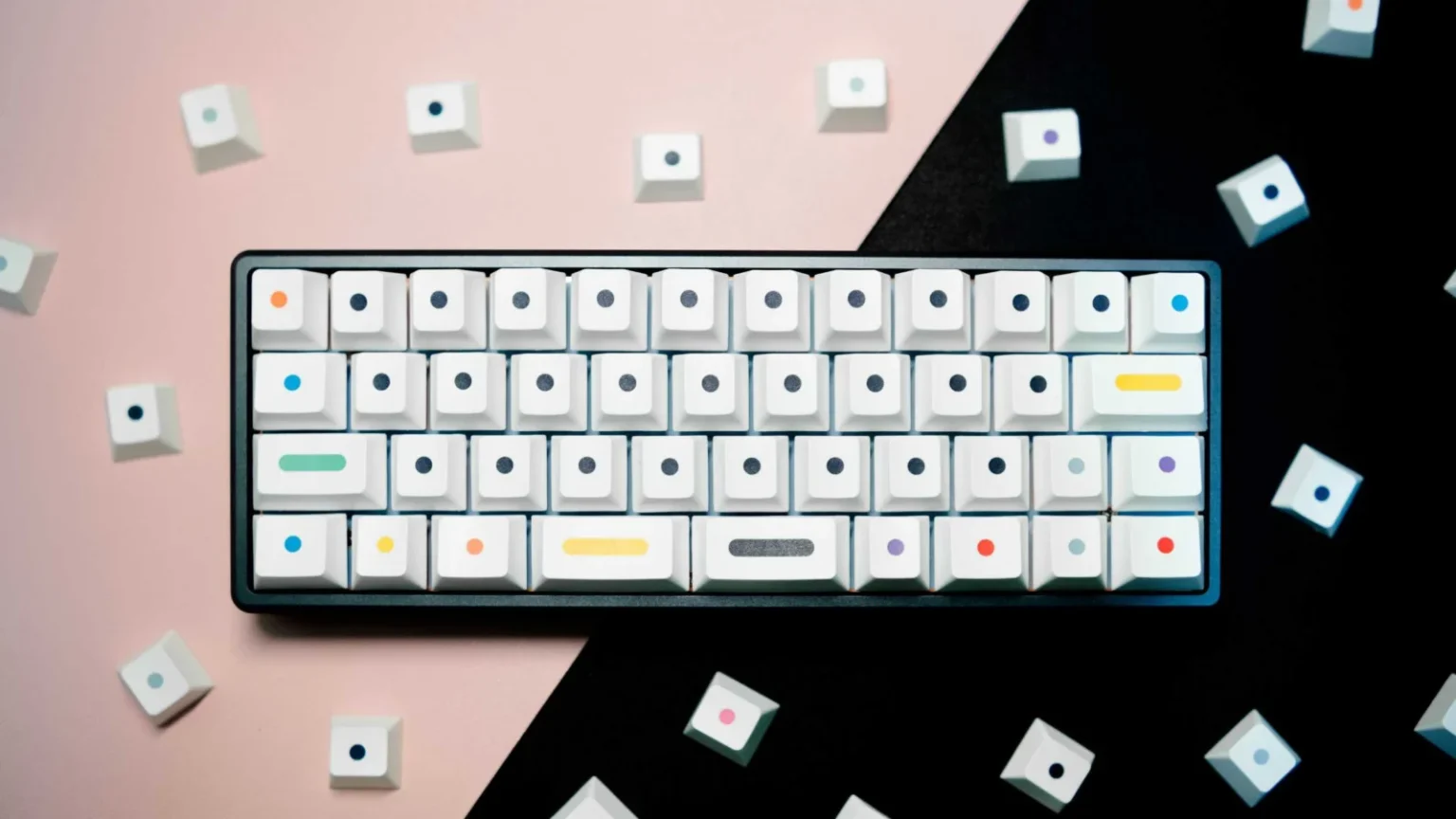 Bunte keycaps für mechanische tastatur auf schwarzem und rosa hintergrund.
