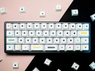Bunte keycaps für mechanische tastatur auf schwarzem und rosa hintergrund.