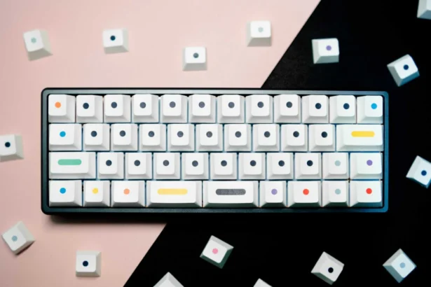 Bunte keycaps für mechanische tastatur auf schwarzem und rosa hintergrund.