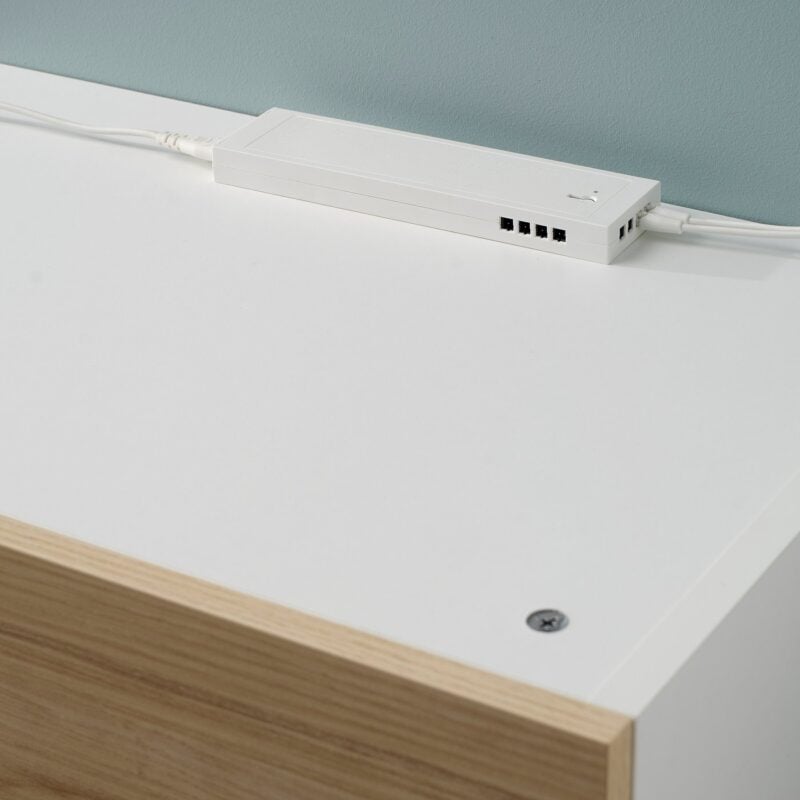 IKEA Dubbelkisel Netzteil in der Detailansicht mit Anschlüssen