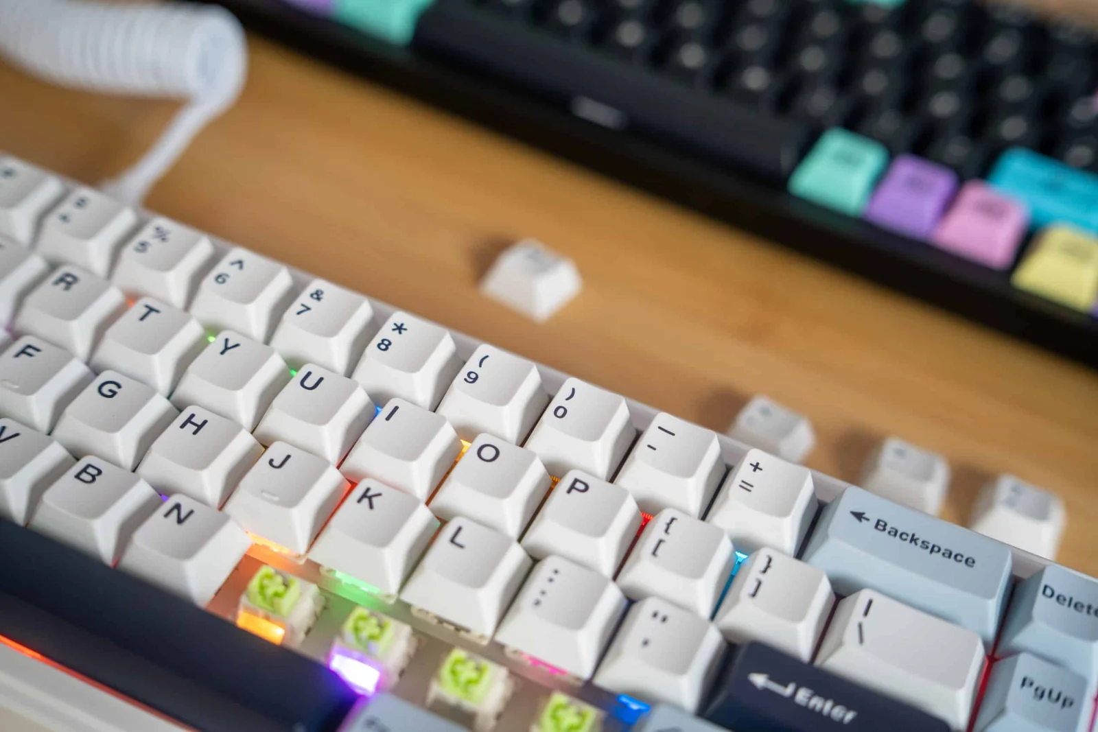 Günstig, gasket, geil? Was die EPOMAKER x AULA F65 wirklich kann Leuchtende mechanische Tastatur mit bunten RGB-Keycaps und weißem Layout, ideal für Gaminger und Tipp-Enthusiasten.