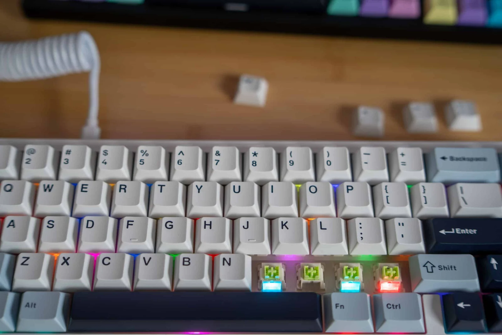 Günstig, gasket, geil? Was die EPOMAKER x AULA F65 wirklich kann Schwarze mechanische Tastatur mit bunten RGB-LED-Beleuchtung, perfekt für Gaming und Arbeit.